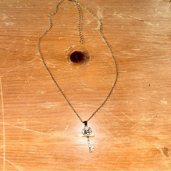 Elegant Gold Key Pendant Necklace - Picture 2 of 4